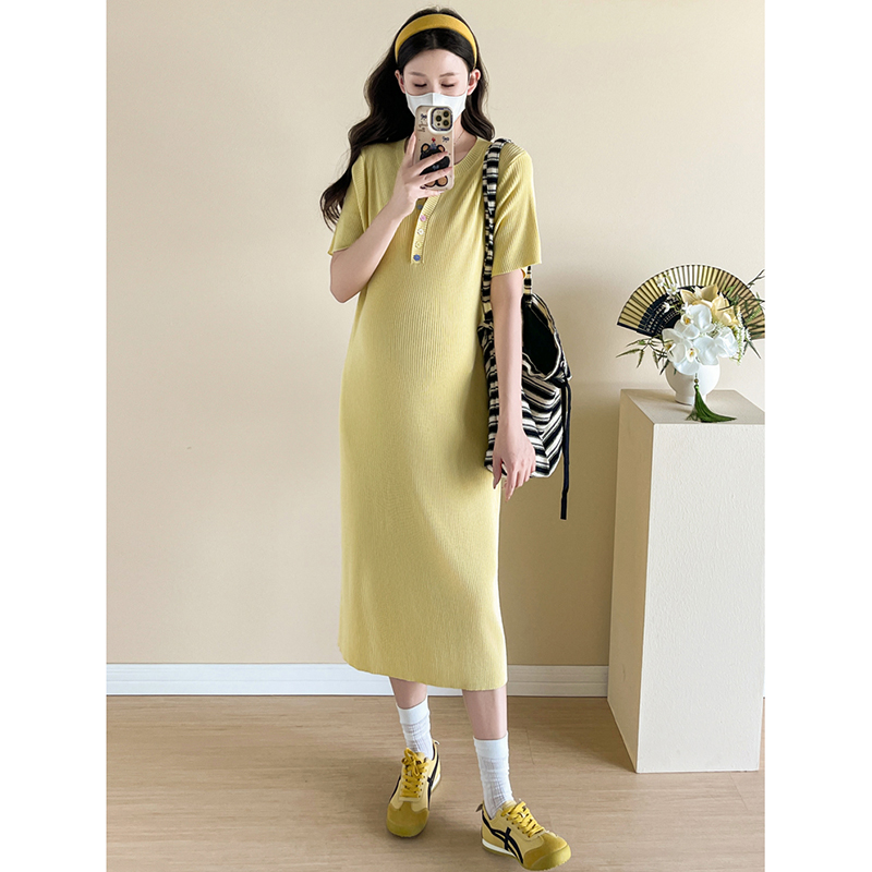 孕妇连衣裙夏季2025新款韩版显瘦粉色针织V领纽扣短袖宽松中长款 - 图2