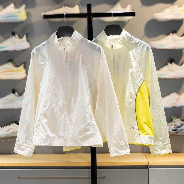 Li Ning windbreaker ແມ່ຍິງ 2026 ລະດູຮ້ອນແບບໃຫມ່ຂອງແມ່ຍິງກິລາແລ່ນແສງສະຫວ່າງປ້ອງກັນແສງແດດວ່າງເສື້ອກັນຫນາວສໍາລັບແມ່ຍິງ