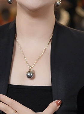 2025新款灰色珍珠吊坠项链女款轻奢小众高级感长款流苏毛衣链颈链