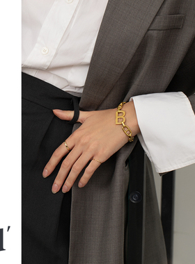 高级感字母手链女ins小众设计猪鼻子首饰个性简约冷淡风配饰手饰