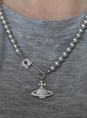 铂金灰珍珠项链气质星球土星设计感大牌欧美2025新女毛衣链锁骨链