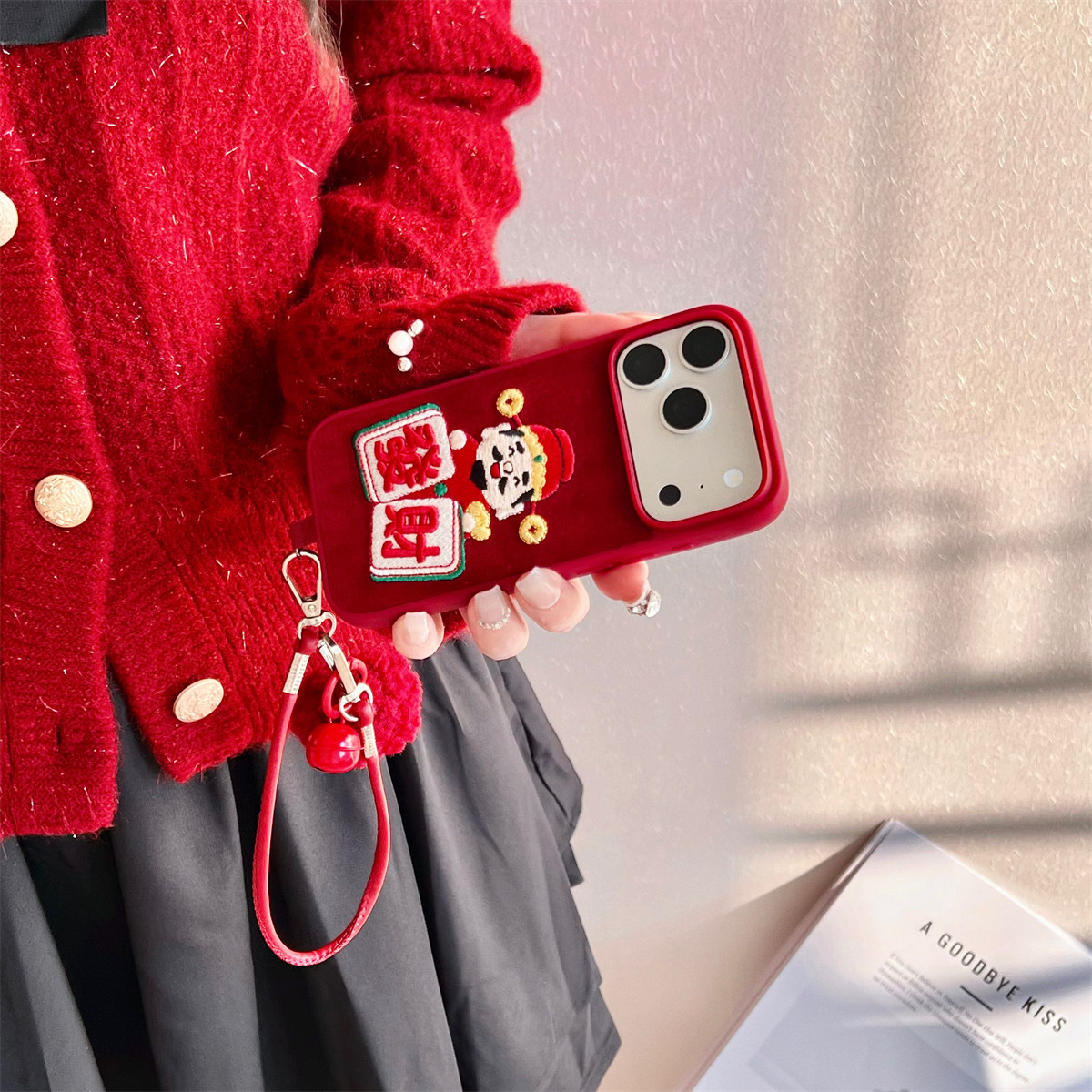 加尔 新年款红色绒布刺绣麻将發財财神爷适用苹果17ProMax手机壳iphone15新款16pro秋冬款14pro防摔13保护套,淘宝优惠券,粉丝福利购,淘宝优惠卷
