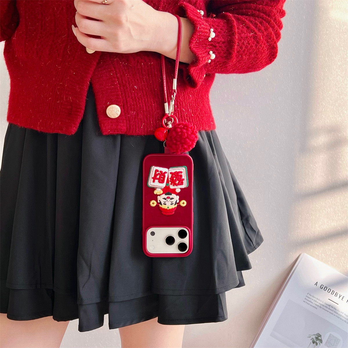 加尔 新年款红色绒布刺绣麻将發財财神爷适用苹果17ProMax手机壳iphone15新款16pro秋冬款14pro防摔13保护套,淘宝优惠券,粉丝福利购,淘宝优惠卷