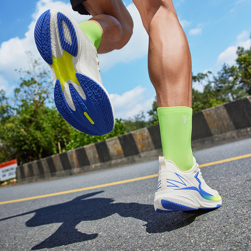 361度 碳速SE 男款减震跑鞋 672412211 双重优惠折后￥161.1包邮 3色可选