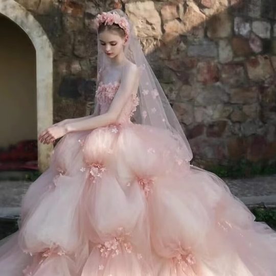 新娘粉色花朵头纱花瓣婚纱摄影头饰长蓬蓬纱森系结婚晨袍拍照道具