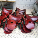 Вся ретро и практическая обстановка седла, демонстрируя декоративный набор украшений и табуреток, овощной загорелой кожи