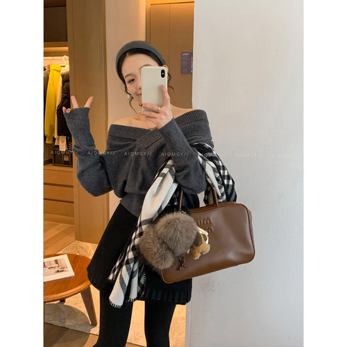 爱情魔鬼鱼 红色设计感长袖V领针织衫女2025冬季新款时尚宽松上衣 - 图2