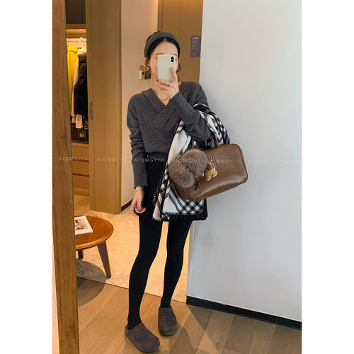 爱情魔鬼鱼 红色设计感长袖V领针织衫女2025冬季新款时尚宽松上衣 - 图3