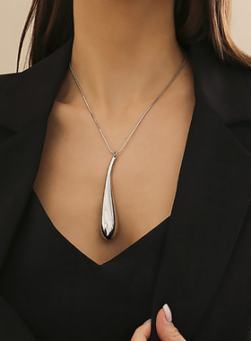 Exaggerated water droplet pendant necklace collarbone chain