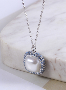 女方形珍珠镶嵌蓝色锆石项链