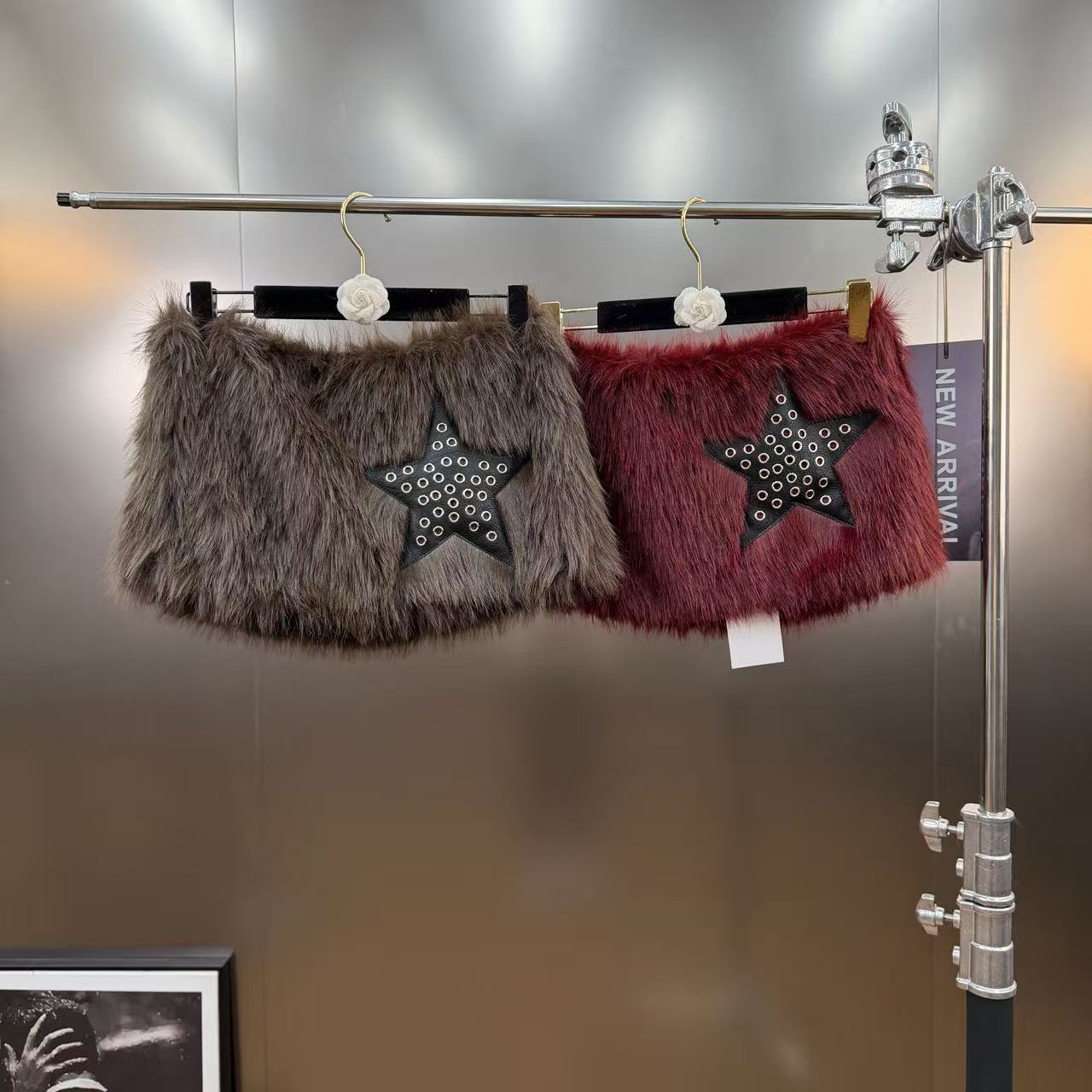 柚子mm2025年冬季摩登野性风毛毛五角星半身裙设计感小众修身显瘦 - 图1