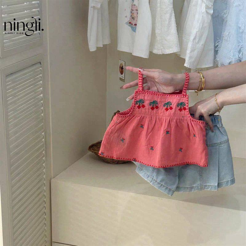 柠里韩系女童绣花吊带衫夏季新款女童樱桃背心洋气牛仔短裤套装潮 - 图0