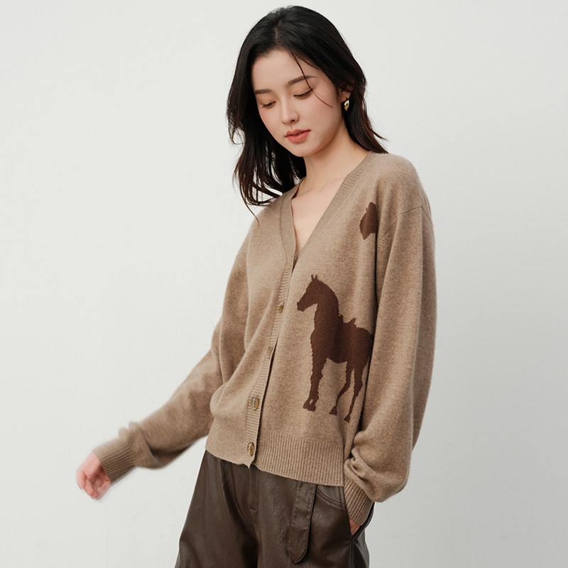 思诺芙德100%山羊绒开衫女V领马匹图案针织毛衣外套2025冬季新款,淘宝优惠券,粉丝福利购,淘宝优惠卷
