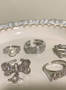 高级感银色闪钻字母款戒指女重工水钻叠戴珍珠指环蝴蝶坠食指戒