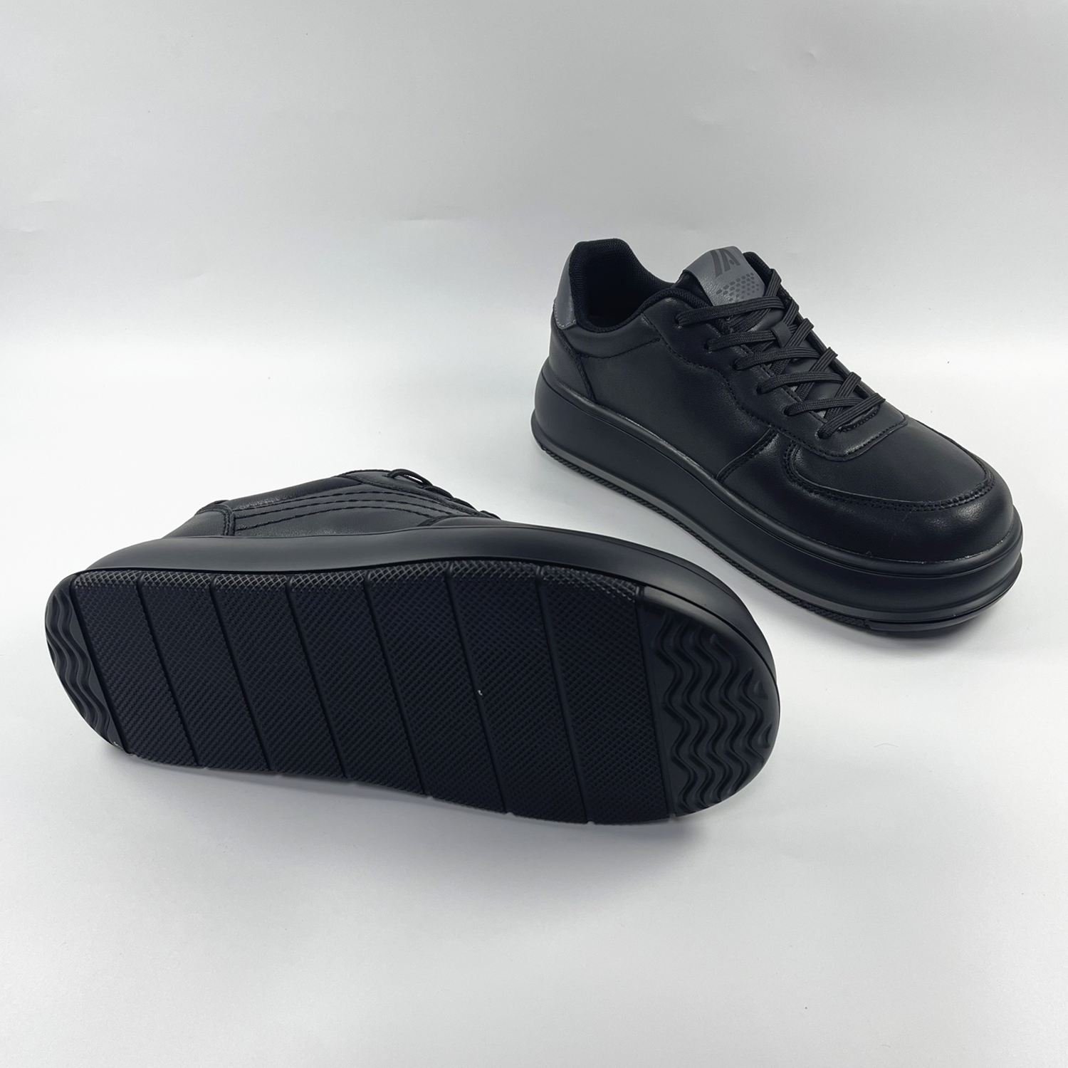 宽头外贸男鞋跨境大码低帮厚底舒适休闲鞋室内训练软弹全黑运动鞋 - 图1