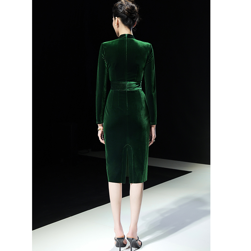 2025秋季通勤时尚V领拼接修身显瘦金丝绒小黑裙长袖女装连衣裙 - 图1