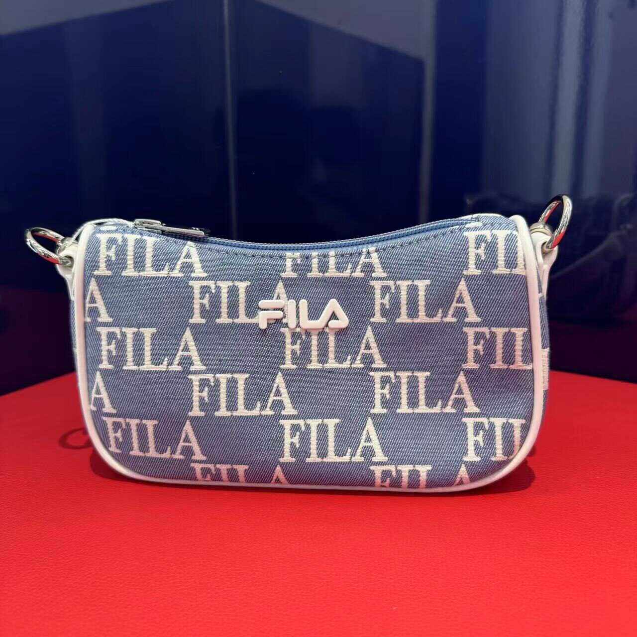 FILA斐乐正品女士休闲包 2025秋季新款时尚运动包挎包 F13W438170,淘宝优惠券,粉丝福利购,淘宝优惠卷
