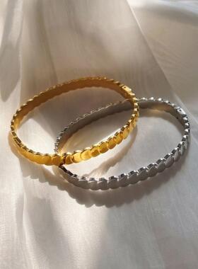 2022年新款网红鱼鳞片手镯女钛钢镀18k金不掉色几何圆片同款手镯