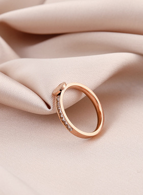 新款钛钢玫瑰金戒指女高档时尚圆牌字母单拍锆石大气情侣指环