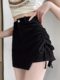 2024 ລະດູໃບໄມ້ປົ່ງແລະລະດູຮ້ອນສີດໍາຍິງຮ້ອນ Skirt ສັ້ນແມ່ຍິງກະທັດຮັດ Pleated ແອວສູງສະຫມໍ່າສະເຫມີ A-line Hip Skirt Trendy Ins