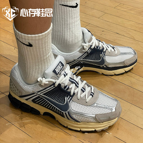 耐克跑鞋男款Nike Zoom Vomero 5全掌碳板竞速运动鞋BV1358-001 - 图1