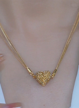 个性设计咖色满钻磁吸爱心项链女
