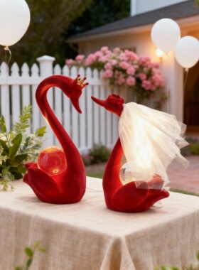 红色天鹅皇冠情侣装饰摆件