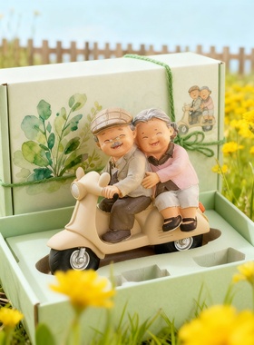 可爱老人摩托车树脂桌面摆件