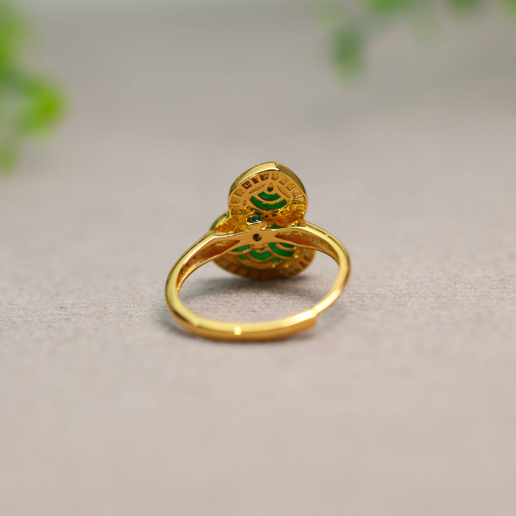 Spicy green natural A-grade jade gourd live ring