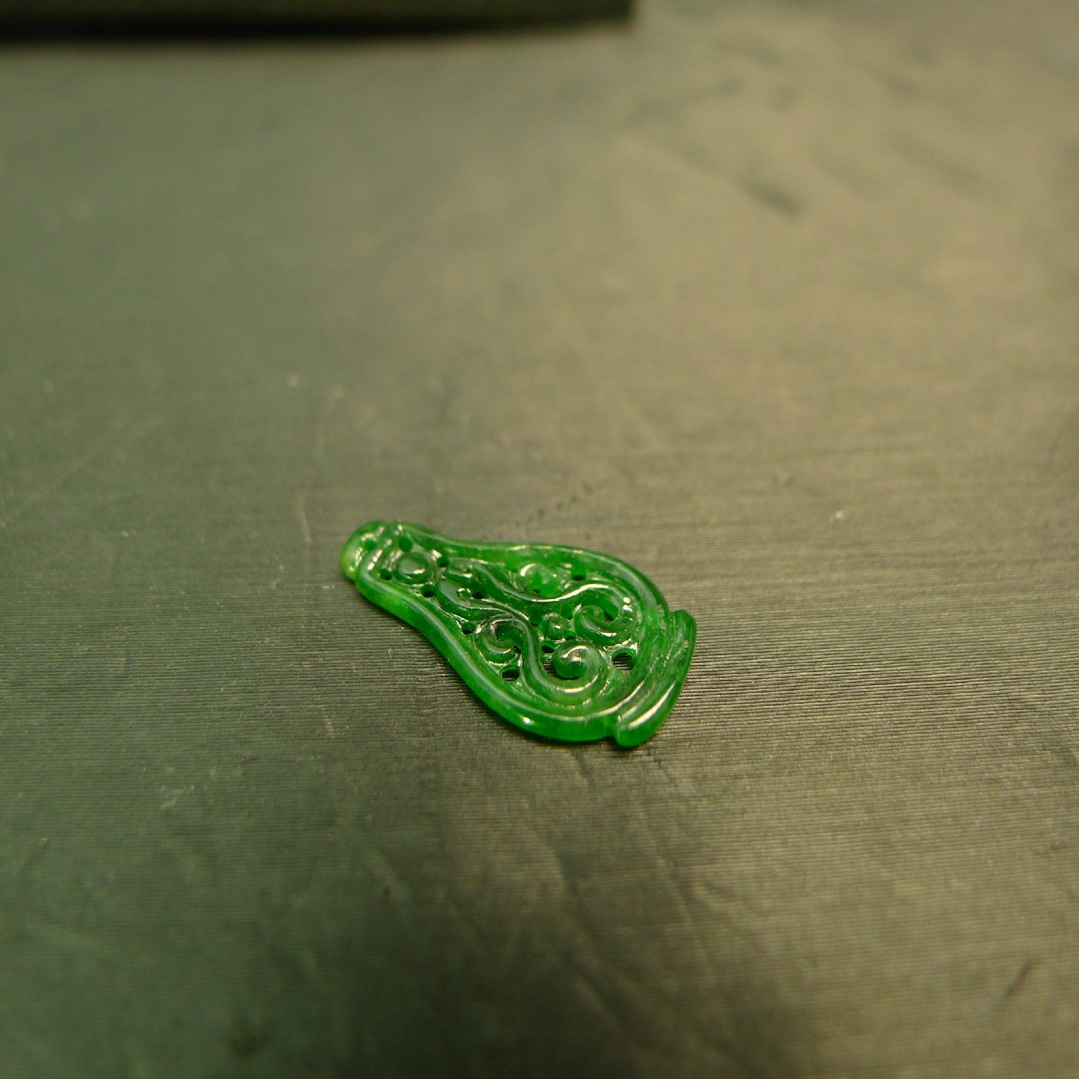 #K409满色辣绿缅甸天然A货翡翠镂空雕花花瓶形吊坠花片裸石,淘宝优惠券,粉丝福利购,淘宝优惠卷