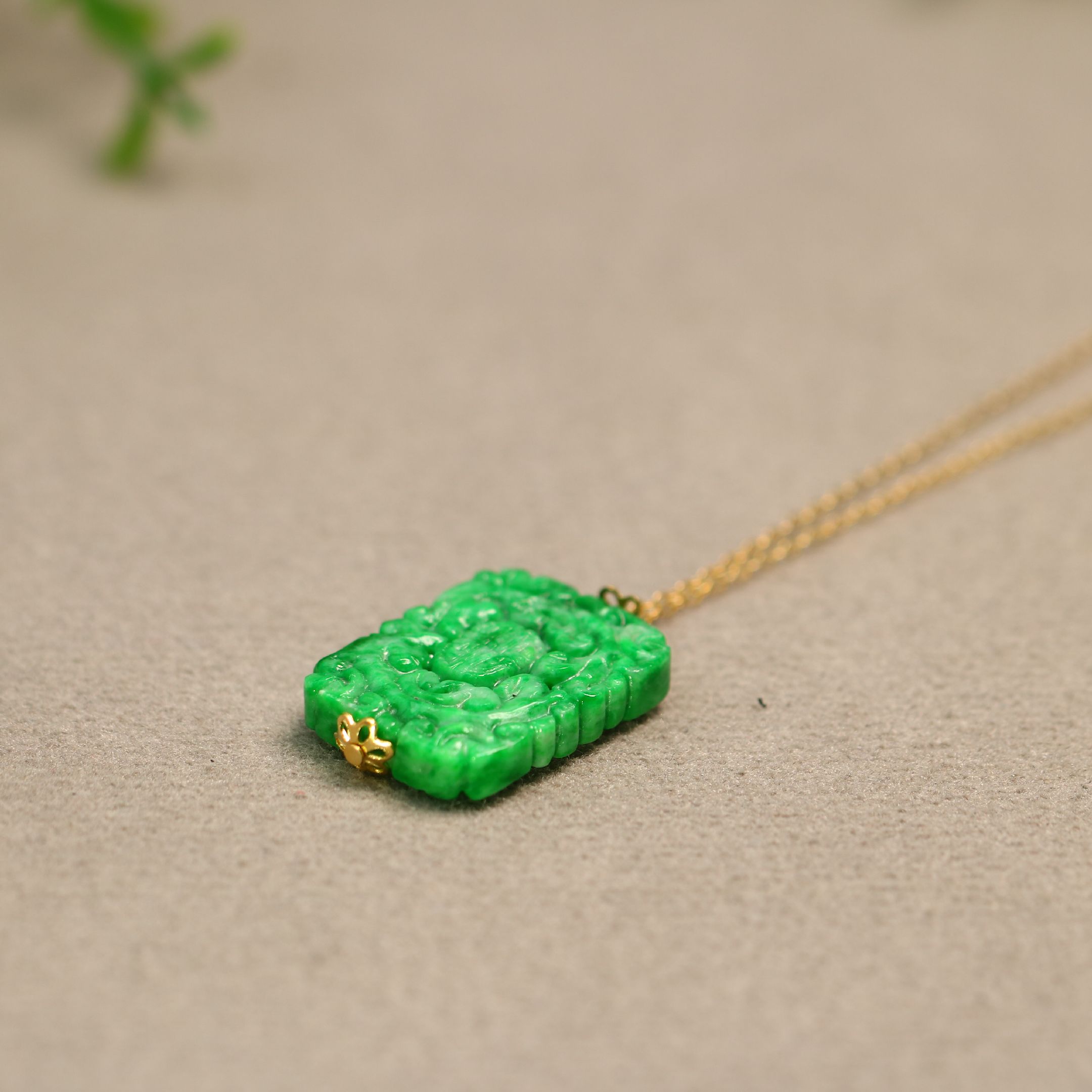 #C945满色辣绿天然A货翡翠方牌吊坠 镂空双龙捧寿方形锁骨链挂坠 - 图1