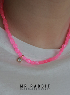 荧光粉色天然玉石项链甜酷