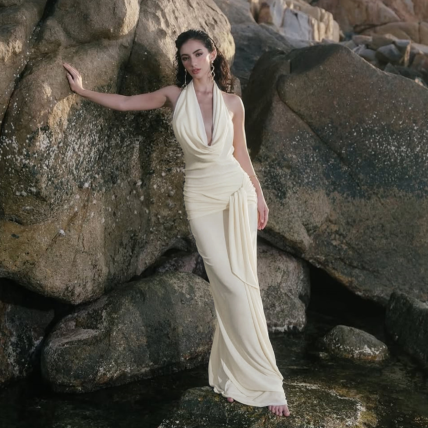 gusty法式纯欲辣妹度假风荡领挂脖连衣裙御姐风性感露背飘带长裙