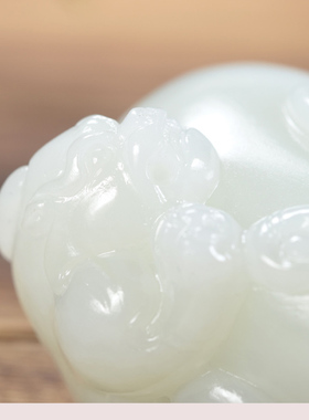 新疆把件天然和田玉名家貔貅