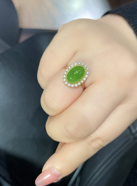 和田碧玉苹果绿戒指18K金镶嵌 色泽翠绿 天然珍珠厚金款