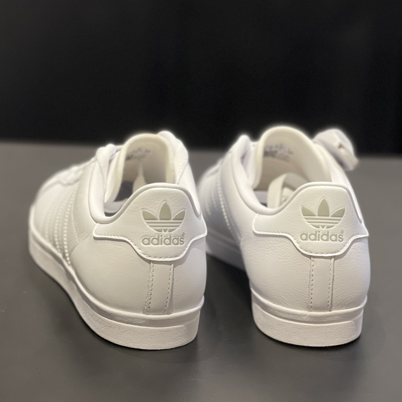 Adidas/阿迪达斯男子新款皮质小白鞋低帮透气运动休闲板鞋EE8903