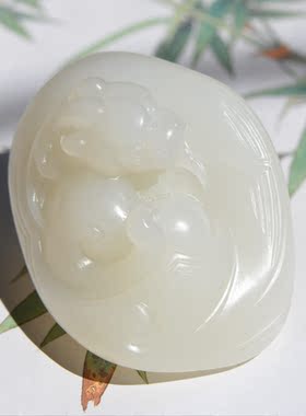 和田羊脂玉籽料雕件（瑞兽）92克