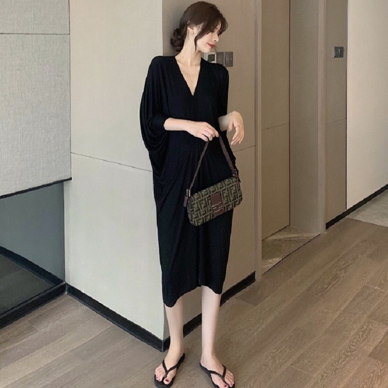 莫代尔连衣裙女春夏秋v领性感小黑裙大码宽松蝙蝠袖慵懒风长裙