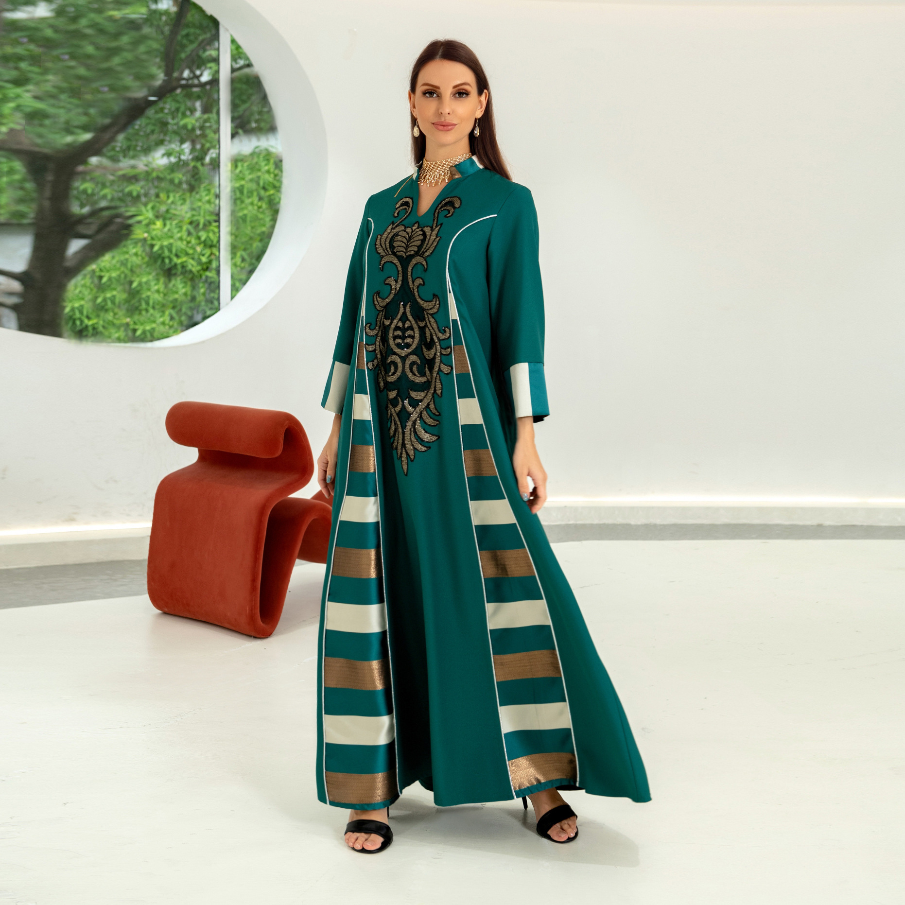 Middle East women's embroidered striped robe 绣花条纹长袍女 - 图0