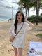 ໂສ້ງປາສະຫຼາມພິມຕົວອັກສອນສີຂາວຈັບຄູ່ກັບເສື້ອທີເຊີດວ່າງ
