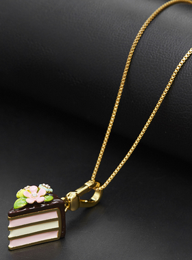 精致时尚珐琅彩釉镶钻花朵巧克力奶油三角三层蛋糕吊坠挂饰送人潮