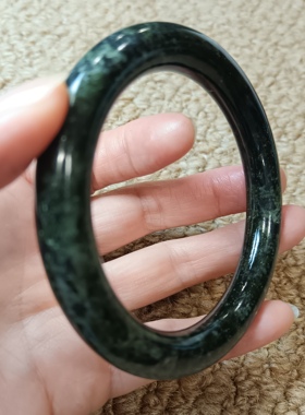 西藏药王石手镯墨绿飘祥云沉稳圆条形贵妃镯圈口58.5mm宽10mm1996
