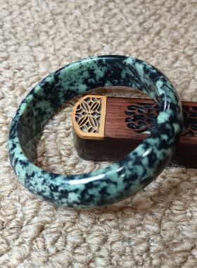 西藏药王石标准手镯浅绿带墨石纹明显有磁圈口58mm宽17.50mm1908
