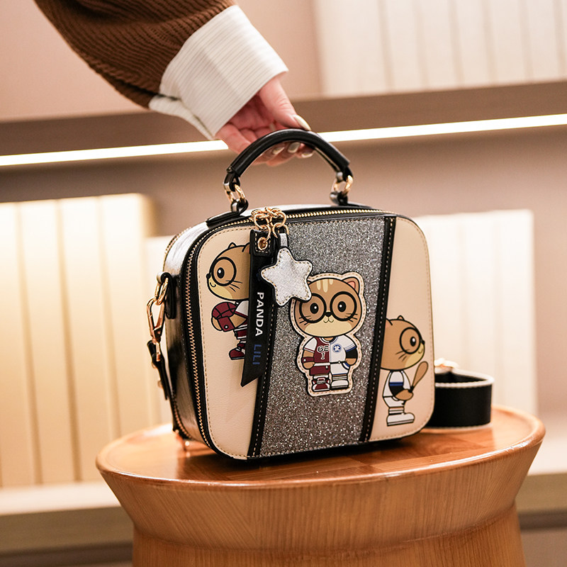 北包包2025新款卡通小熊撞色拼接盒子包女百搭单肩斜挎手提小方包,淘宝优惠券,粉丝福利购,淘宝优惠卷