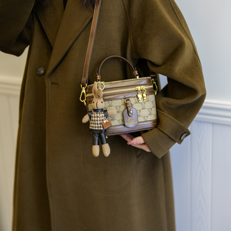 北包包帆布时尚小熊印花化妆包2024新款小众潮流休闲单肩斜挎包女,淘宝优惠券,粉丝福利购,淘宝优惠卷