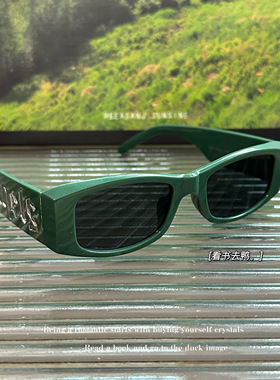 无聊了戴个小框字母眼镜