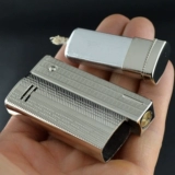 Старомодная ретро ветрозащитная зажигалка на керосине