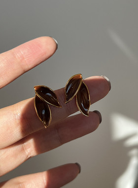 银针美拉德风滴油女落叶耳环棕色