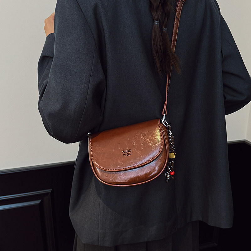 高级质感红色马鞍包包女2025新款轻便斜挎小包日韩可爱软皮手机包,淘宝优惠券,粉丝福利购,淘宝优惠卷