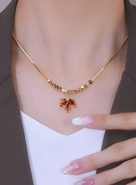 设计感红色镶钻枫叶吊坠项链女潮